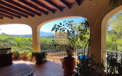 Bonito chalet mediterráneo con casa de invitados y vistas panorámicas.
